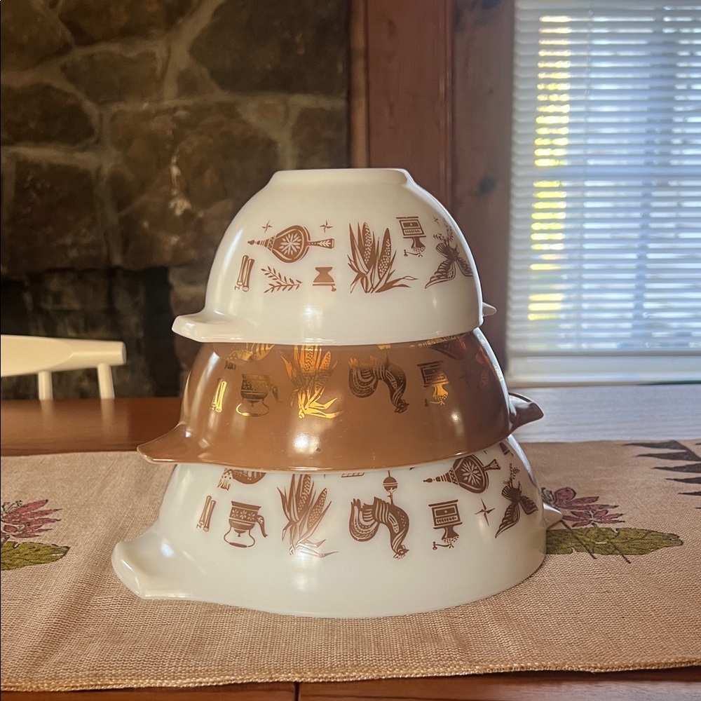 Set of 3 Vintage Pyrex Nesting Bowls
